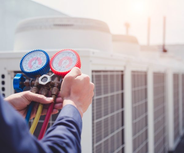 Technician,Is,Checking,Air,Conditioner,,measuring,Equipment,For,Filling,Air